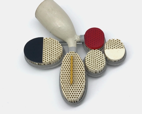 Christel van der Laan, Brooch Holy Smoke, 2019